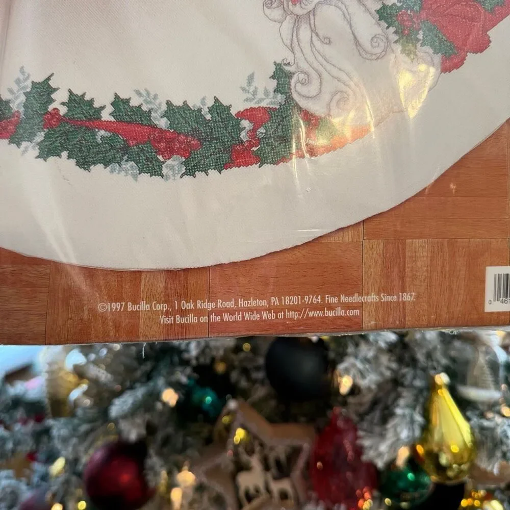 Bucilla Vintage Santa 42” Round Christmas‎ Tree Skirt 83694